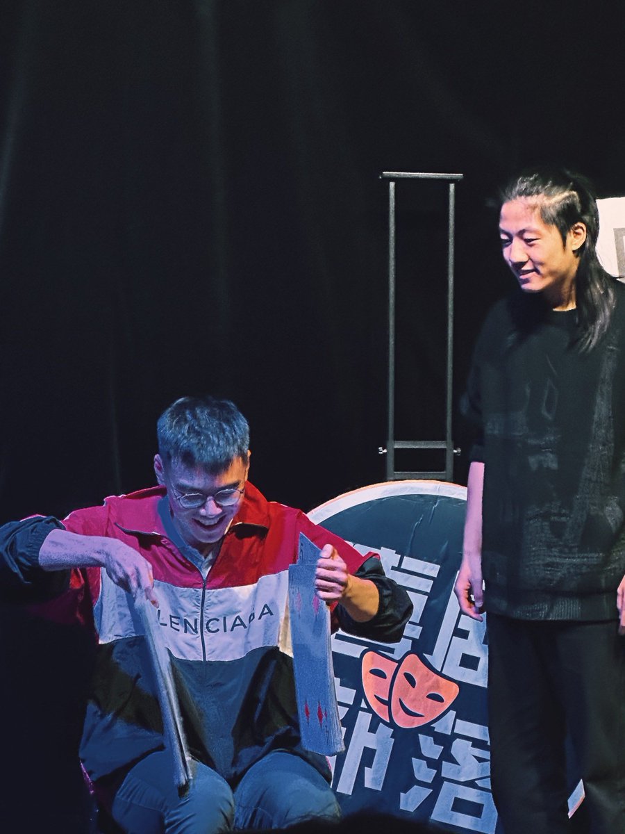 l_abdulqadir's tweet photo. Just saw a comic roast a guy’s dad for wearing fanny packs u0026 now the whole crowd’s quoting his line “Real men wear crossbody bags—his was so cross it had a crossbody” #ComedyClubVibes， https://t.co/O6ch2u45NR