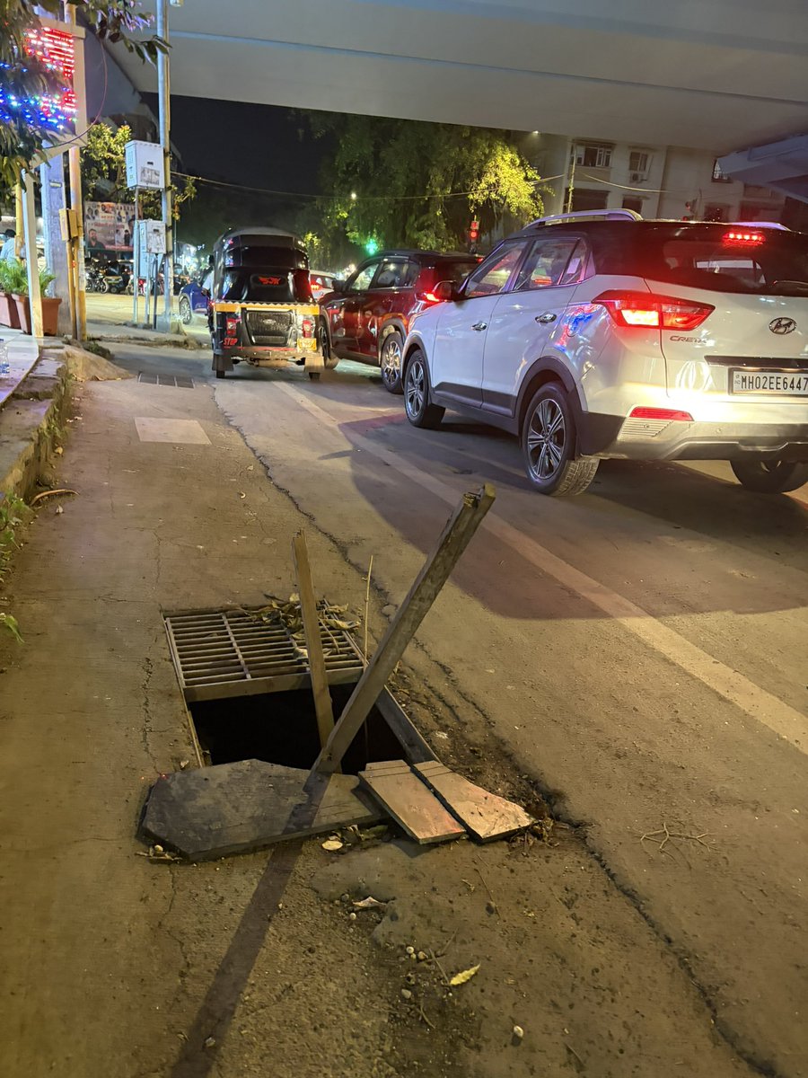 desh_hitam's tweet photo. @TawdeRitu dis is an open manhole near 4 Bungalows junction ward no 60. @mybmc please don’t claim to b doin ur thing right. @sayaliRkulkarni if possible show ur presence in ur ward.@AndheriLOCA hope u get this noticed. Hoping no one falls in it. https://t.co/wPEHXbNKXD
