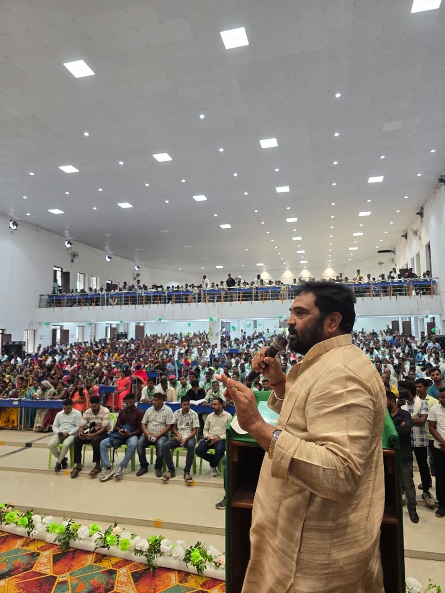 VinodPandeyJMM's tweet photo. आज चतरा जिले मे झामुमो जिला समिति चतरा द्वारा आयोजित बूथ सम्मेलन सह बी.एल.ए. प्रशिक्षण शिविर मे शामिल हुआ।

बूथ स्तर तक संगठन को सशक्त बनाने के लिए हम संकल्पित हैं। विशेष गहन पुनरीक्षण (SIR) मे BLA-2 की भूमिका काफी अहम है, पार्टी के पदाधिकारियों एवं कार्यकर्ताओं को पूरी निष्ठा, सतर्कता एवं जिम्मेदारी के साथ अपने दायित्वों का निर्वहन करना है।

कार्यक्रम झामुमो चतरा जिलाध्यक्ष श्री निलेश ज्ञासेन की अध्यक्षता मे संपन्न हुआ, संचालन जिला सचिव श्री चंद्रदेव साहू ने किया। कार्यक्रम में मुख्य रूप से केंद्रीय समिति सदस्य श्री मनोज चंद्रा, श्री पूरन राम, श्री पिंटू सिंह, श्री अमरदीप साव, असलम अंसारी, श्री नितेश कुमार राणा, श्री राहुल कुमार यादव, श्री रूपेश कुमार यादव, श्री सतेंद्र मित्तल, श्री जितेंद्र सिंह, श्री महाबीर साव, श्री अभिषेक निषाद सहित जिले के सभी प्रखंड अध्यक्ष, प्रखंड सचिव, BLA-2 पदाधिकारी एवं कार्यकर्तागण शामिल हुए। 

@JmmJharkhand