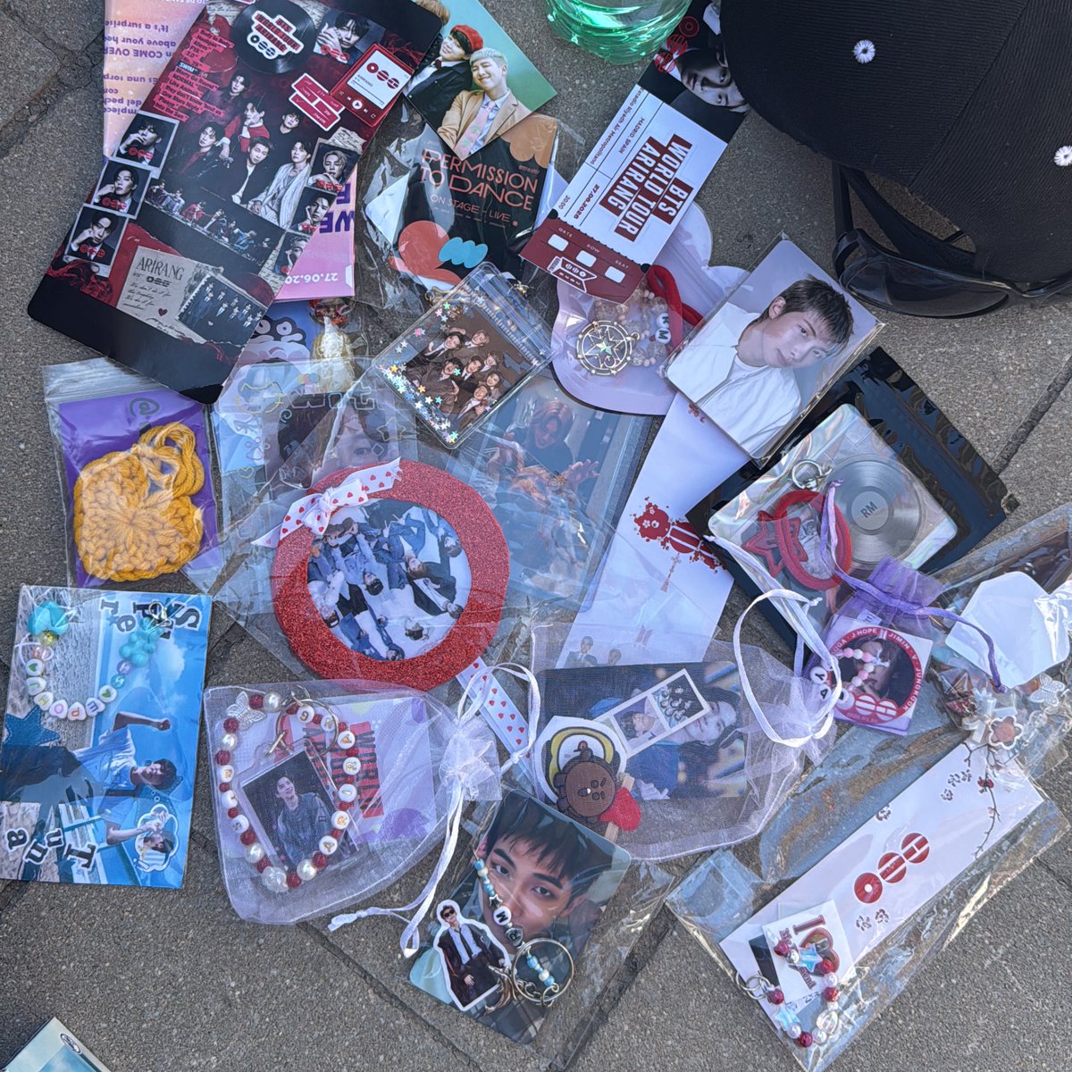 nomoretaee's tweet photo. Los freebies que conseguí ayer 😋😋 fui sin nada y no me esperaba recibir tanto...  cuando vaya a paris preparo yo también para repartir!! https://t.co/Y1L1krPXzS