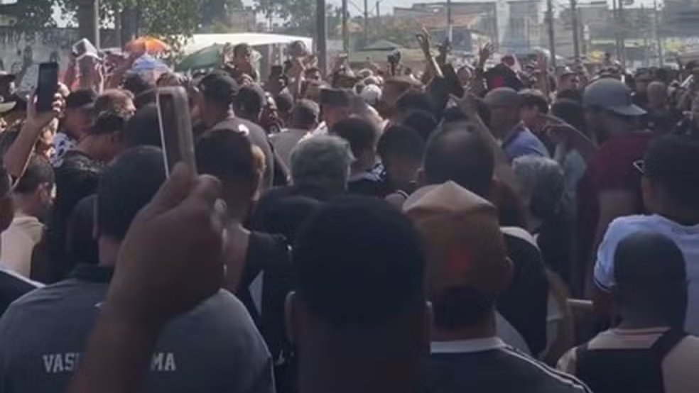 geglobo's tweet photo. Torcedores do Vasco protestam em São Januário e pedem venda da SAF para Lamacchia

Veja detalhes ➡️ https://t.co/IAUZ67TbyJ

📸 Reprodução/Mídia Vascaína https://t.co/SlH7rzdwop