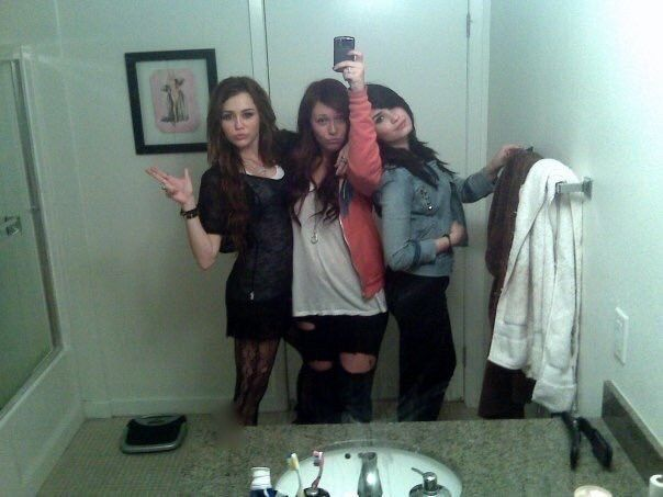 mileyoldies's tweet photo. miley cyrus and demi lovato in 2009 https://t.co/cchOLV1SUg