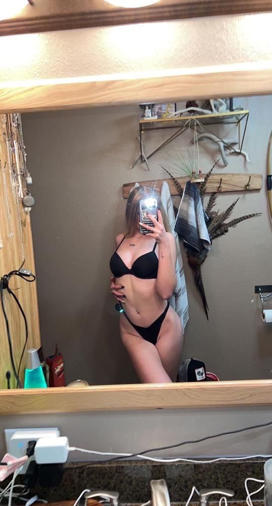 adyelliee's tweet photo. Umm hello 👙😛 https://t.co/zjaQm4b9Qe