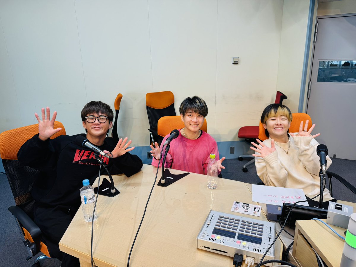 kagachan2525's tweet photo. 「mic-alone@radio」#ラジオ福島
今日20:30〜14回目の放送。
今週もメンバーが音楽の世界に入ったきっかけ。太陽君編です。
名曲をつくり、裏方をして、気を配って、すぐ動いて、歌で魅了する。
何だか本当にスゴイ人。
最近は番組を聞いて、
ライブに来られる方も！
今週もチェック！
#マイクアローン https://t.co/yq4LBlBUbP
