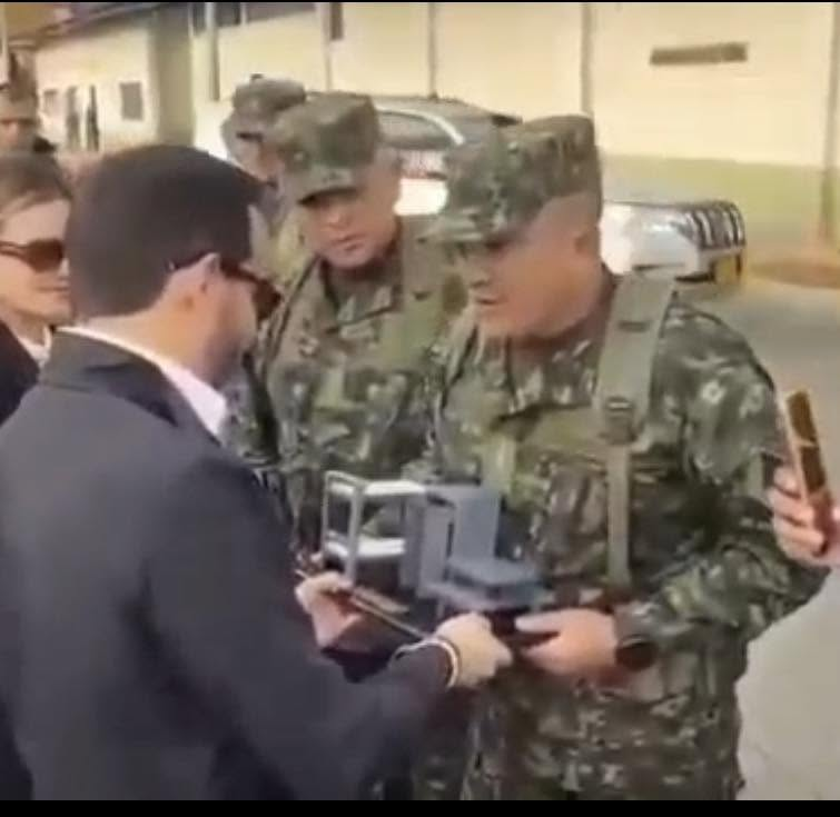 Mariano_OspinaP's tweet photo. Por saludar a nuestro presidente Abelardo de la Espriella @ABDELAESPRIELLA trasladan al Comandante del Batallón de Mantenimiento a la #FUDRA8 en Arauca.
#Ojo: La orden al parecer vendría del General Alonso quien tendría instrucciones de infiltrarse en la cúpula del nuevo gobierno. @generalmora11 @jrestrp @EEZapateiro
Basta de purgas y persecuciones en la Fuerza Pública. @GermnAndrs92683