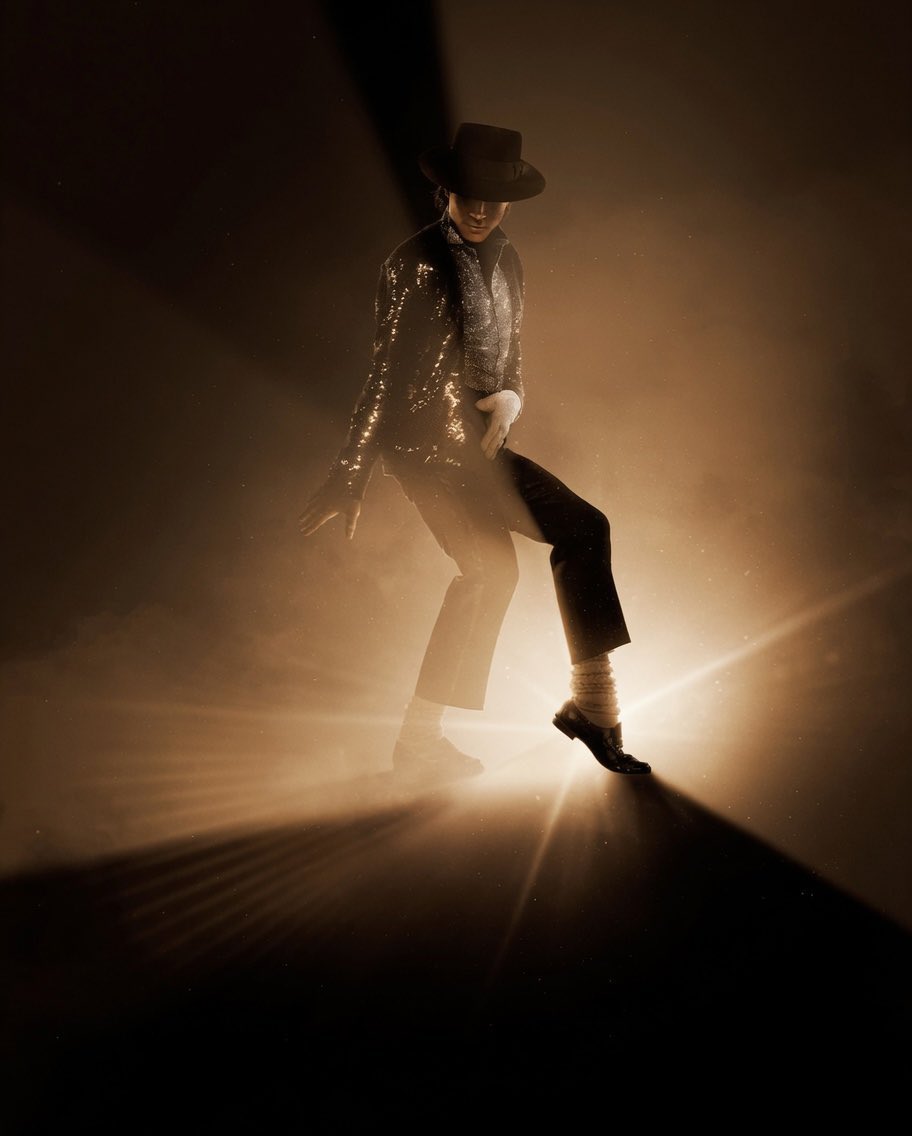 tracklist's tweet photo. “MICHAEL” se torna a cinebiografia de maior bilheteria da história, superando “OPPENHEIMER”.

O longa sobre Michael Jackson arrecadou mais de US$ 977 milhões. https://t.co/rUR6XnRqfO