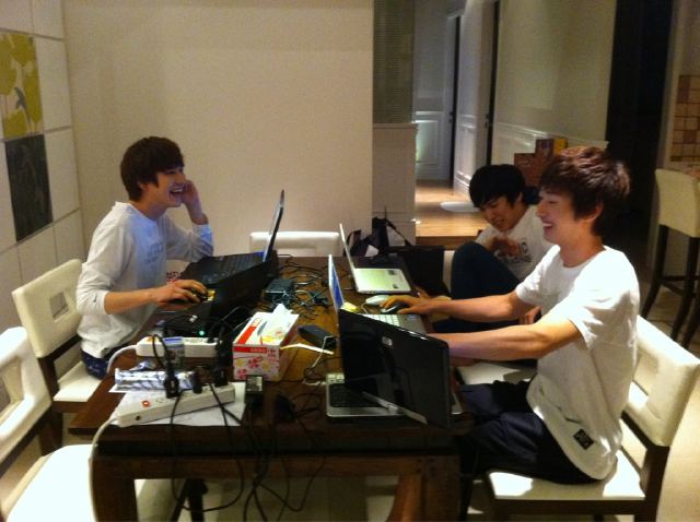 hyuk_right's tweet photo. 케이블 하나도 진짜 금으로 된 걸 사용하며 가끔 비빔면까지 끓여주시는 최고의 PC방 사장님 겜규 https://t.co/k4MP7OKVJM