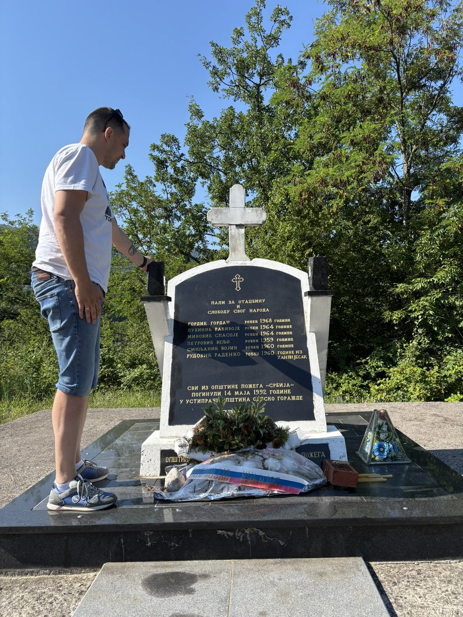 bvradovanovic's tweet photo. USTIPRAČA

Mesto tišine, gde sve stoji pune 34 godine. Sećam se da sam se, kao dete, samo tog toponima više plašio od <Groblja slonova> iz crtaća Kralj Lavova.
Ovde su mladi Požežani, uzrasta 24-33 godine, ostavili živote tokom suludog i besmislenog ratnog vihora devedesetih. 

Moj prijatelj, koji je tada imao 2,5 godine (malo više nego što sada ima njegova ćerka), ostao je zauvek bez oca.

Kada mislim o tako nečem, gotovo po pravilu se setim reči neponovljivog Slađana Kojadinovića, koji je govorio (@pozega_in):
,,Ljudima je potrebno usaditi ljubav prema miru. Oni koji su ratovali mladima žele da ih kroz život prate zastave mira, da se posvete napretku društva boreći se znanjem, umećem i veštinama za dobrobit čovečanstva. Samo tako životi onih koji su stradali neće biti uzaludni.”

U svakom trenutku, a posebno u vreme dok traju ratovi širom sveta, prilika je da se neguje antiratni osećaj, širi poruka mira i apeluje na toleranciju među narodima. 

Niti jedan kvadratni milimetar bilo čije teritorije nije vredniji od jednog (mladog) života!
Dubok poklon nevino stradalima, ne ponovilo se nikada, nikome i nigde.