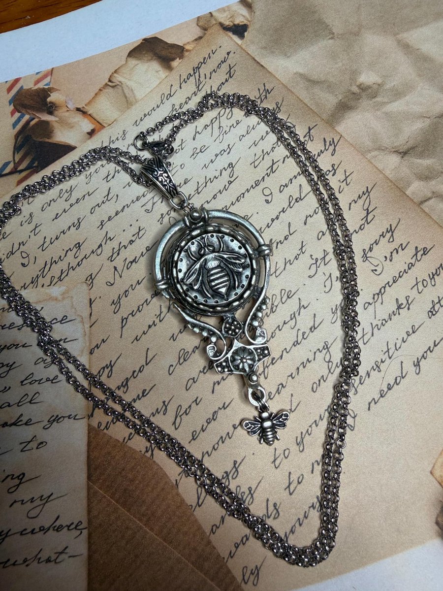 Witschy's tweet photo. Photo locket, queen bee, bee locket, silver tone, bee lover locket. π
https://t.co/h5W7dN8v3j #beelocket #queenbee #naturlove #locketnecklace #photolocket #etsy #shop #shopping #shopsmall #handmade #women #gifts #giftforher #gift #giftidea #giftforwife #handmadejewelry π₯ https://t.co/uyJYgymnOJ