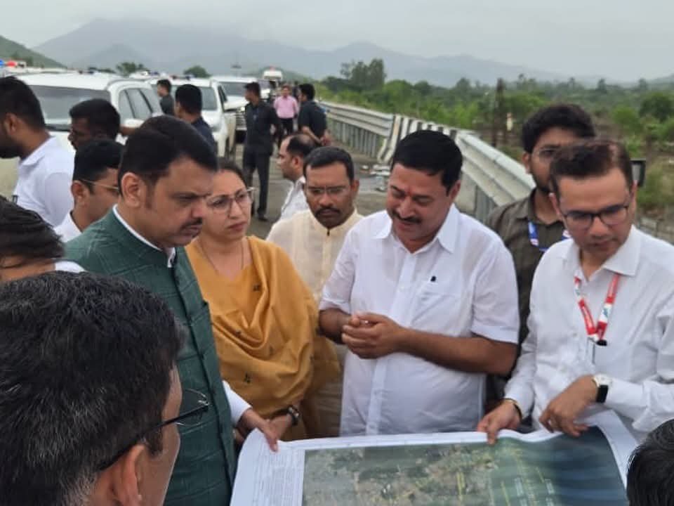 snehadubepandit's tweet photo. 📍 शिरसाड फाटा, विरार पूर्व
🗓️ दिनांक : २८ जून २०२६

“विकासाची गती... समृद्ध महाराष्ट्राची नवी दिशा!” 

आज महाराष्ट्र राज्याचे यशस्वी व लोकप्रिय मुख्यमंत्री मा. श्री. देवेंद्र फडणवीस साहेब यांनी मुंबई–बडोदा एक्सप्रेस वेच्या इंटर जंक्शनची प्रत्यक्ष पाहणी केली. तसेच वसई-विरार, पालघर आणि संपूर्ण मुंबई महानगर प्रदेशाच्या भविष्यासाठी अत्यंत महत्त्वपूर्ण ठरणाऱ्या उत्तन–विरार सी-लिंक प्रकल्पाबाबत सविस्तर आढावा व चर्चा करण्यात आली.

हे दोन्ही महत्त्वाकांक्षी प्रकल्प केवळ रस्ते उभारत नाहीत, तर लाखो नागरिकांच्या स्वप्नांना नवी दिशा देणारे आहेत. वाहतुकीचा वेग, उद्योगांना चालना, रोजगाराच्या संधी, पर्यटनाचा विकास आणि सर्वांगीण प्रगतीचा नवा अध्याय या प्रकल्पांमुळे निश्चितच लिहिला जाणार आहे.

लोकप्रतिनिधी म्हणून या ऐतिहासिक पाहणी दौऱ्यात उपस्थित राहण्याचे भाग्य लाभले, याचा मनस्वी आनंद आणि अभिमान वाटतो. जनतेच्या विकासासाठी कटिबद्ध असलेल्या सक्षम नेतृत्वासोबत काम करण्याची ही संधी माझ्यासाठी प्रेरणादायी आहे.

यावेळी महाराष्ट्र राज्याचे वनमंत्री तथा पालघर जिल्ह्याचे पालकमंत्री मा. श्री. गणेश नाईक साहेब, महाराष्ट्र राज्याचे मत्स्यव्यवसाय व बंदरे मंत्री मा. श्री. नितेश नारायण राणे जी, पालघर लोकसभेचे खासदार डॉ. हेमंत विष्णू सवरा जी, नालासोपारा विधानसभेचे आमदार श्री. राजन नाईक जी, भाजपा पालघर जिल्हाध्यक्ष श्री. भरत रजपूत जी , भाजपा वसई-विरार शहर जिल्हाध्यक्षा तथा नगरसेविका सौ. प्रज्ञा पाटील, संबंधित अधिकारी, नगरसेवक, नगरसेविका व पदाधिकारी उपस्थित होते.

विकासाच्या या प्रवासात प्रत्येक नागरिकाचा विश्वास हेच आमचे बळ आहे. विकसित वसई-विरार, विकसित पालघर आणि विकसित महाराष्ट्र घडविण्यासाठी आपण सर्वजण एकत्रितपणे कार्यरत राहूया.

“वेगवान पायाभूत सुविधा म्हणजे केवळ रस्ते नव्हे, तर प्रत्येक कुटुंबाच्या उज्ज्वल भविष्याकडे जाणारा विश्वासाचा मार्ग आहे.”

#DevendraFadnavis #BJP #विकास #जनसेवा #वसईविरार #महाराष्ट्र #MLA #SnehaDubePandit #vasai  #विकासकामेपाहणीदौरा