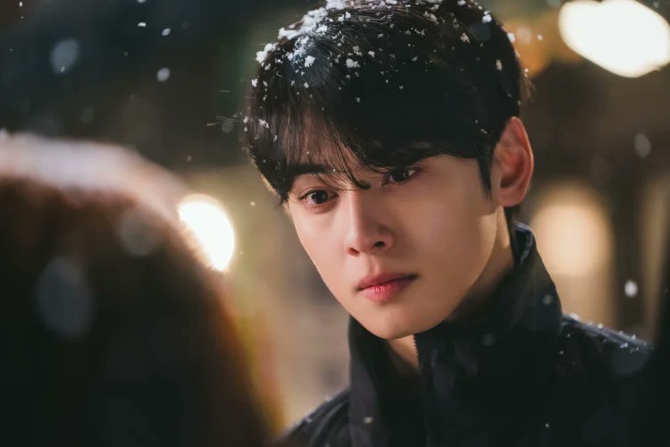 cew_br's tweet photo. 📰 Como o ídolo-ator rompeu com o estereótipo: um olhar sobre a evolução de Cha Eunwoo nos K-dramas.

O cenário da televisão sul-coreana passou por uma transformação significativa na última década, impulsionada pela expansão global das plataformas de streaming e por um apetite crescente por narrativas multigenéricas. Fundamental para essa evolução é o crescente destaque de atores-ídolos que conseguem transitar com sucesso entre a indústria musical e os dramas televisivos convencionais. Uma figura proeminente nesse movimento é Cha Eunwoo, um ator cujas escolhas de carreira refletem a dinâmica em constante mudança da indústria. Inicialmente ganhando destaque com comédias românticas tradicionais adaptadas de quadrinhos digitais populares, sua filmografia se expandiu para incluir thrillers psicológicos e narrativas de ficção científica com conceitos inovadores. Aqui estão os K-dramas de Cha Eun-woo que acompanham sua evolução profissional até o momento.

Quem é Cha Eunwoo?

Cha Eunwoo é um ator, modelo e cantor sul-coreano que iniciou sua carreira no entretenimento como membro do grupo de Kpop Astro, gerenciado pela agência Fantagio. Nascido Lee Dongmin, ele adotou seu nome artístico atual antes de sua estreia como ator. Ao longo de sua carreira, ele construiu uma dupla identidade como artista musical e ator principal em produções televisivas convencionais. Seus primeiros papéis frequentemente exploravam sua imagem pública para retratar figuras idealizadas em séries voltadas para o público jovem, um fator que contribuiu para conquistar uma base de fãs global. Nos últimos anos, seu foco profissional tem se voltado para personagens mais complexos, evitando intencionalmente os estereótipos restritivos que frequentemente desafiam os atores que se tornam ídolos. Essa transição estratégica entre diferentes gêneros televisivos reflete seus esforços para construir uma carreira sustentável e de longo prazo no competitivo cenário da atuação sul-coreana.

#CHAEUNWOO #차은우
@CHAEUNWOO_offcl