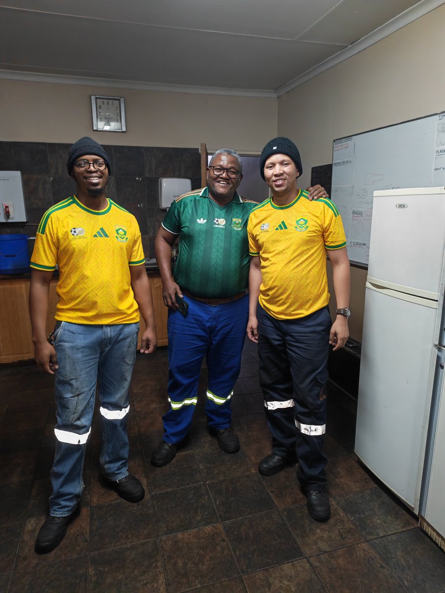 NdabaLebohang's tweet photo. Night shift metal industry maintenance team 🇿🇦🇿🇦
#bafanakaofela
#bafanabafana
#worldcup https://t.co/2hmAhDn7yC