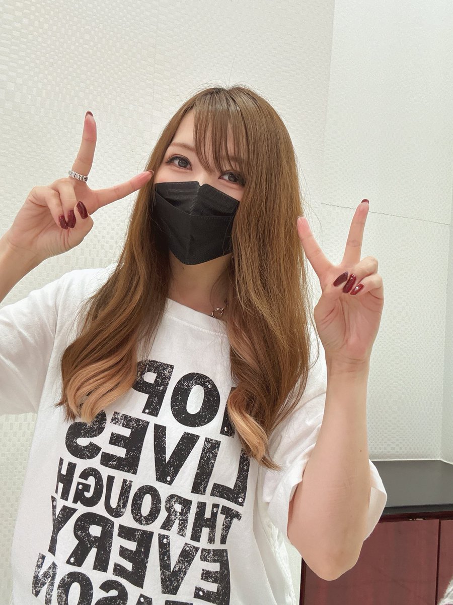hinoki2280's tweet photo. 今日も朝から姐様の来店へ🥁🌺

まずは一緒にBLACKから🌺

3👻から2連▶また👻から3連するも🐷引けずチェリーbも悪いので止め。
2台目は120👻▶35🐷と引くもまたチェリーb悪かったので止め。
3台目は111👻▶64🐷から5連してくれたけど、チェリーb悪かったので粘らず。

あとは🌺🤡とかを乱れ打ち😂 https://t.co/F7SbiMSfju