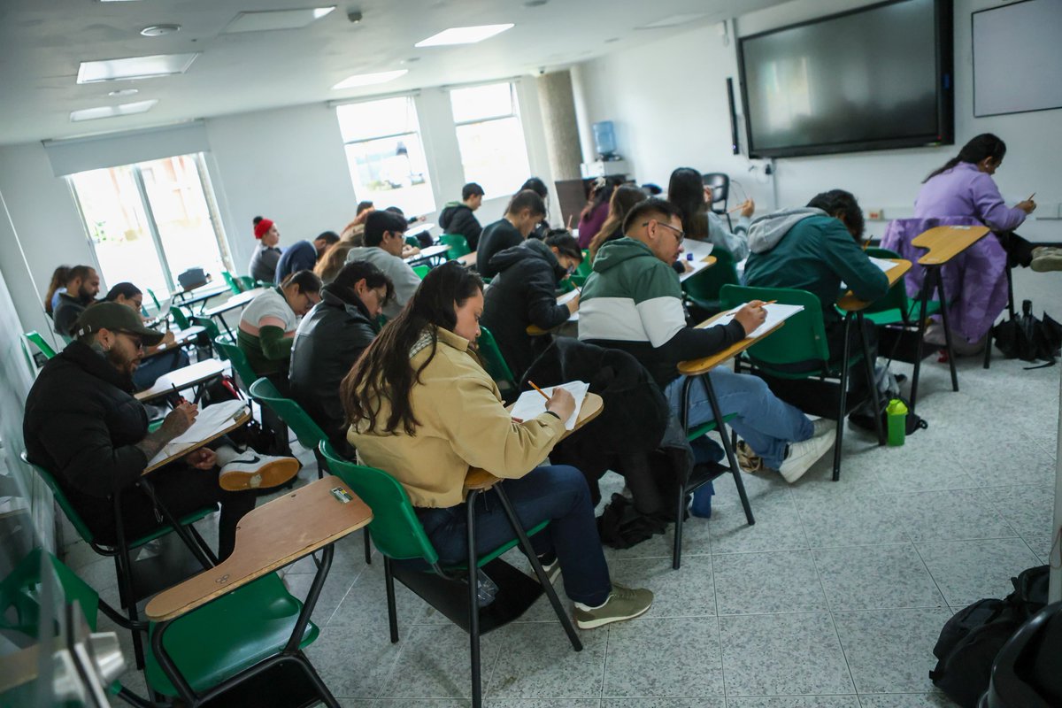 AcademiaDiploCo's tweet photo. En 29 ciudades de Colombia y en 9 ciudades del exterior, habilitadas por la Academia Diplomática de la @CancilleriaCol , las y los aspirantes participan hoy en la primera fase del Concurso de Ingreso a la Carrera Diplomática y Consular 2028. https://t.co/lHGI7OHF7U