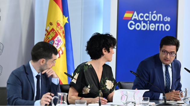 PSOE's tweet photo. El Gobierno de España ha impulsado una medida histórica: la mayor inversión en el sistema de atención a la dependencia y la mayor ampliación de la red de protección social en décadas.

6.200 millones de euros más entre 2026 y 2027 para que las comunidades autónomas aumenten las ayudas, dignifiquen las condiciones laborales de quienes cuidan, reduzcan las listas de espera y mejoren los servicios.

🗞️ Artículo completo de 'El Socialista'.⤵️
 https://t.co/yus6UMawWs