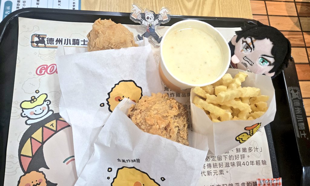 sun86101197's tweet photo. 高雄大遠百催眠麥克風團聚，
大掛軸實在是太驚人的啦！
感謝親友借指燈應援，
散場後還有一位大哥直接來發週邊！？
大哥做好事不留名啊！！！
終於嚐到大家都推薦的德州小騎士，
濃湯超好喝，不過炸雞薯條偏鹹，
但是整體來說是好吃的。
#星的骨的Goods #ヒプノシスマイク #どついたれ本舗 https://t.co/LCQQ1o4qvP