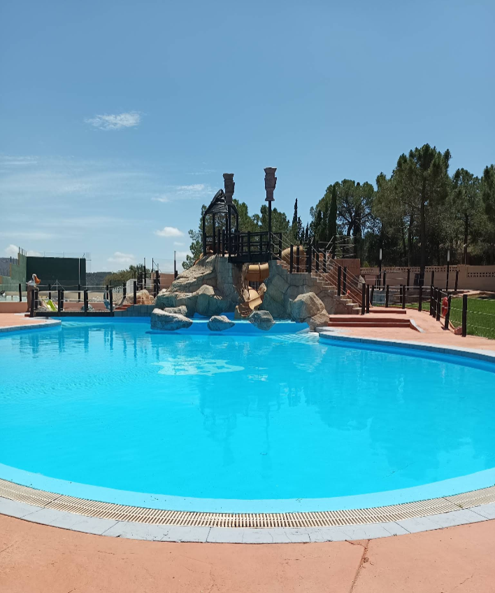 jonhye7's tweet photo. Hoy, al franquista, diputado de Vox y condenado por maltrato, Carlos Flores, le toca fingir que las piscinas municipales fueron prohibidas en el 78, y no que esa misma piscina sigue existiendo, mejorada y ampliada: https://t.co/ghchwduo4h