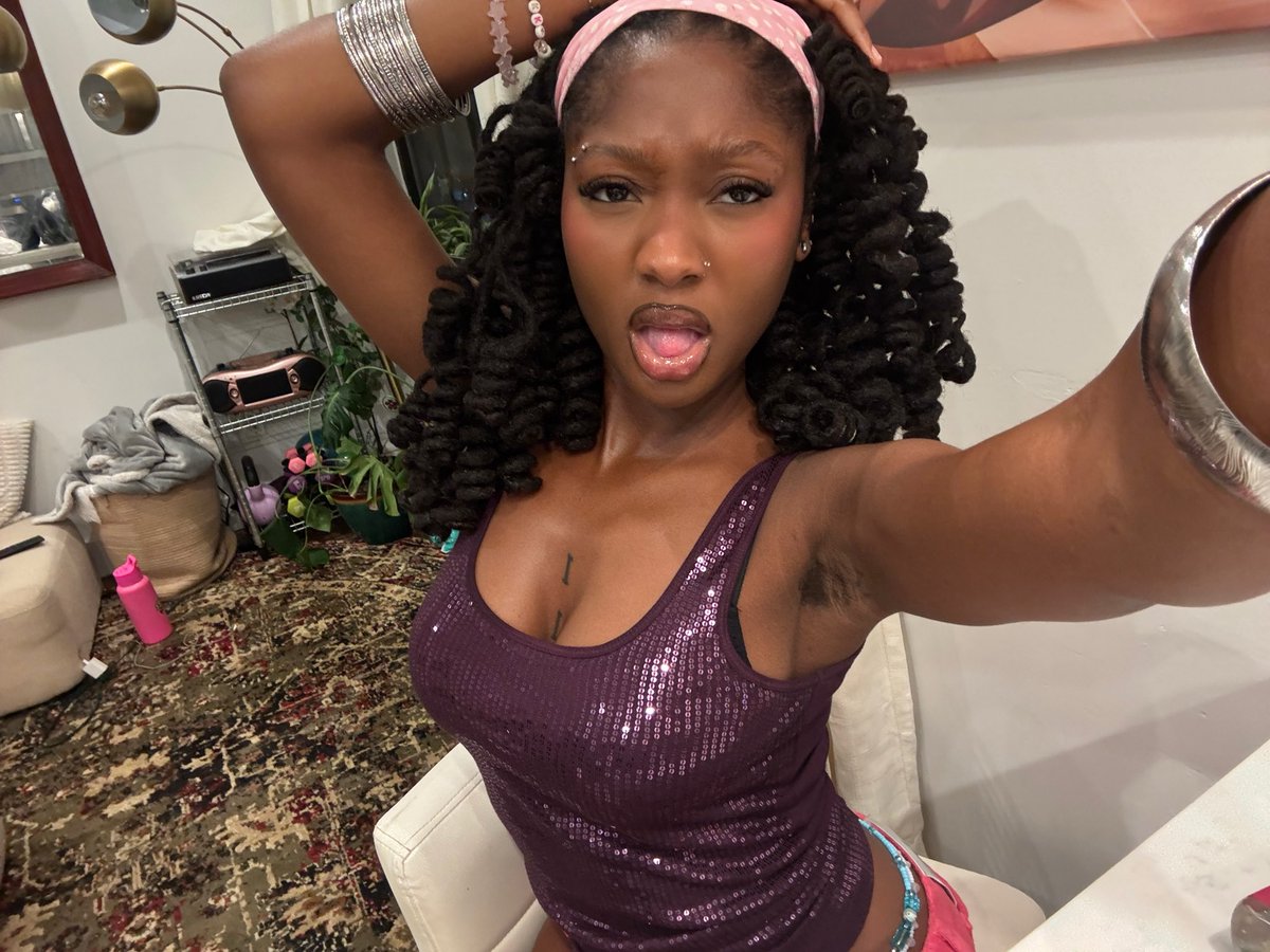 Ihateyara's tweet photo. Yea im her boss see, see im so flossy! 😸 https://t.co/1BJvedsDsi