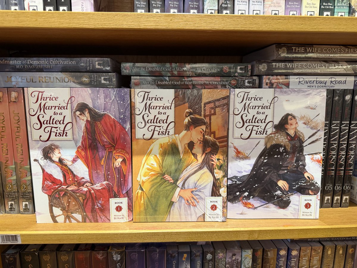 MulligaK_illust's tweet photo. Look what I’ve found in Kinokuniya bookstore!

I couldn’t be happier 🥰🥰🥰 https://t.co/ovMExBIzVv