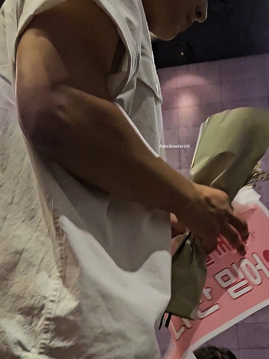 blackoutwith's tweet photo. 주지훈 팔뚝 너무 제앞에있는거 아니에요? https://t.co/OFYPdWqBqm