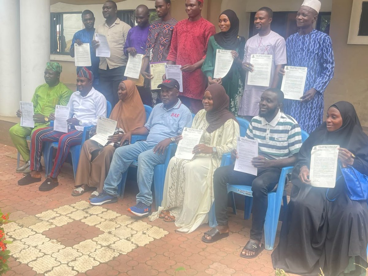 BuhariOyoNorth's tweet photo. Today, I presented employment letters to another batch of Fifteen (15) Oyo State indigenes whose employment I facilitated to various federal government agencies. https://t.co/sEgiau9dge