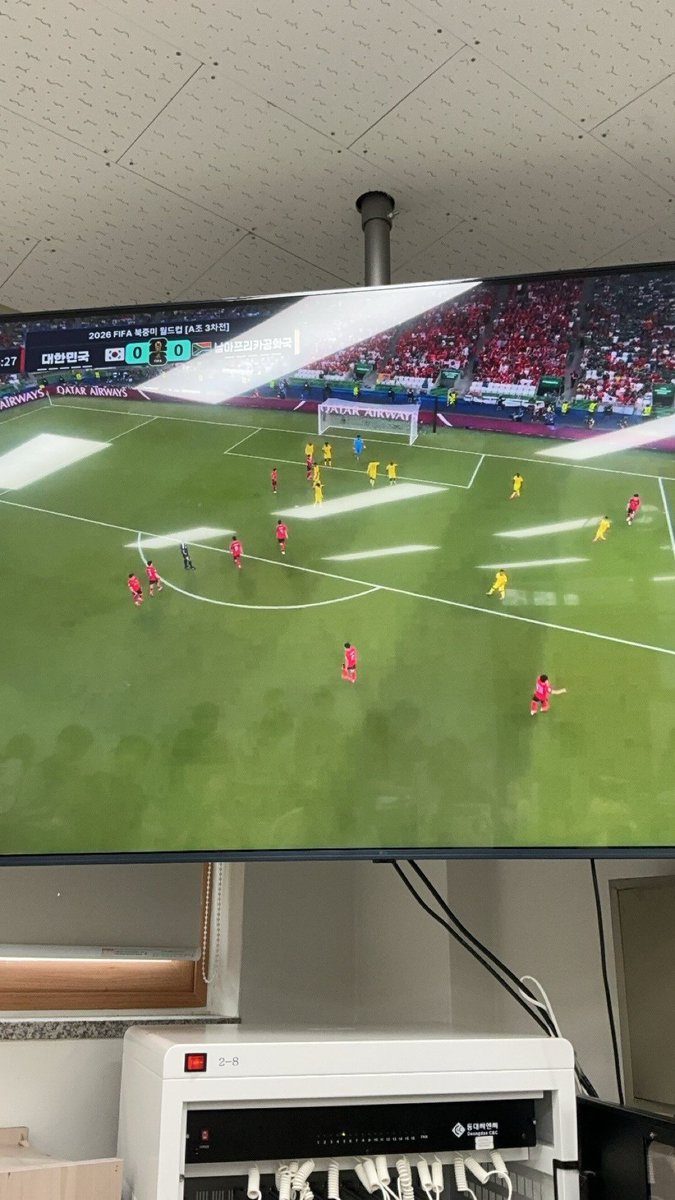 clearstar_72's tweet photo. 우리반 공부 존나못하는데
시험 1일전에 축구를 보겠다 그래서 딴반 다 자습하는데 우리만 티비로 연결해서 봄
근데 짐. https://t.co/5PAQN9T530
