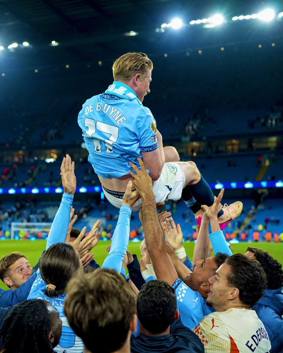 mcfc_lads's tweet photo. Kevin De Bruyne turns 35 today. 🎂 

An all time great. Statue 🔜 https://t.co/cMDRbpCgAS