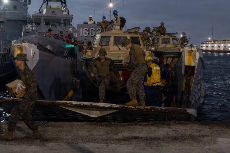 LaRazon__'s tweet photo. "Para poder justificar el ingreso militar de Estados Unidos a La Guaira la tragedia tiene que ser de grandes proporciones, masiva, alarmante, muy grave, y es ahí donde la inoperancia, y el no hacer nada de la FANB, coadyuva a los planes de Delcy-Trump" #Venezuela #Terremotos https://t.co/OmiSpIMDJa