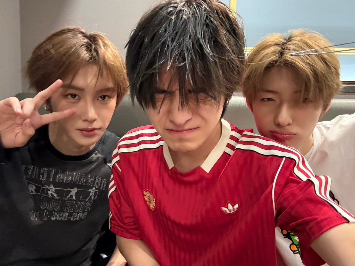 cromaera's tweet photo. leo and his kids 🥺 https://t.co/kjEU5KUSgm
