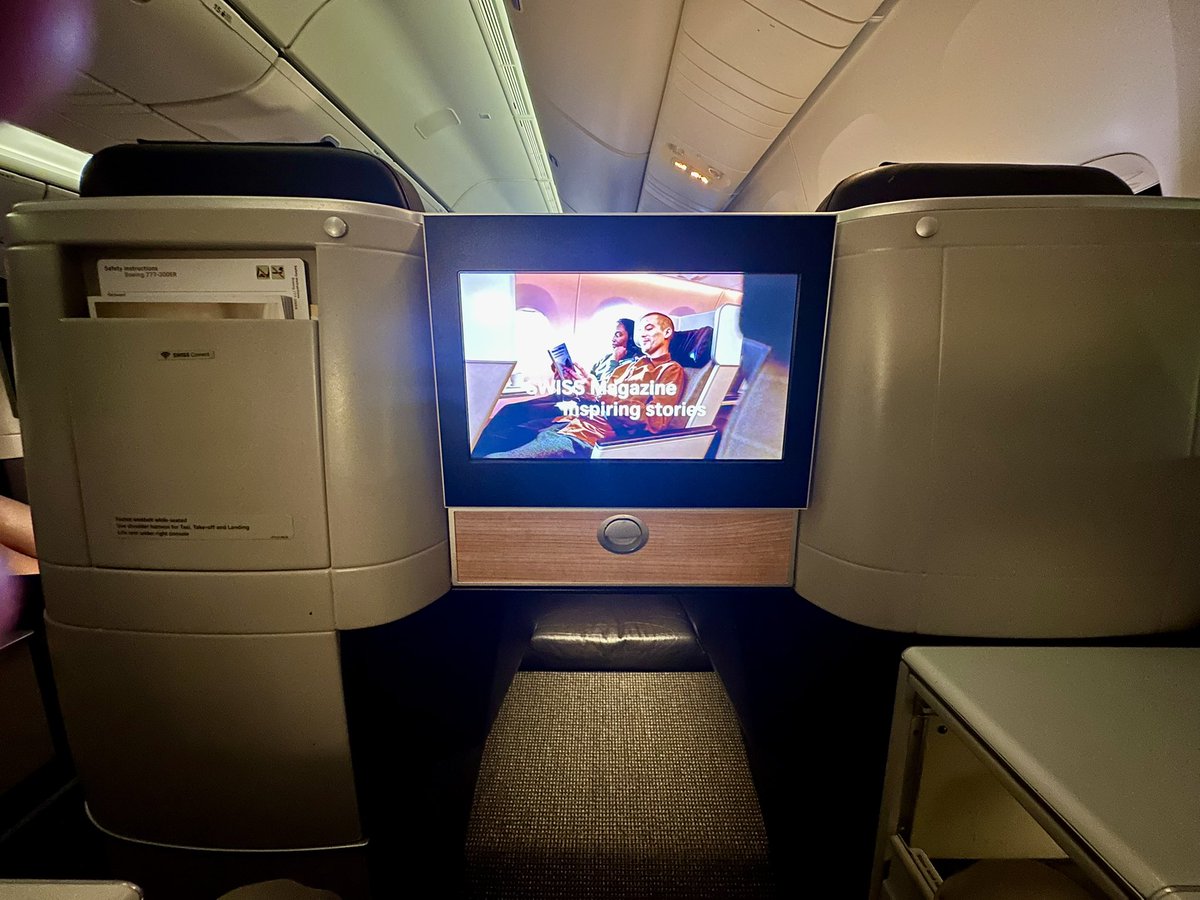 TodaysFlight's tweet photo. On the same plane and in exactly the same seat as two months ago. This time to São Paulo: 17K is my favourite throne seat in the last C class row. Nobody queueing for the toilet next to you and the galley is far away. Very quiet!
#ZRH #GRU #LX092 #B773 #avgeek https://t.co/LalNmphtiR