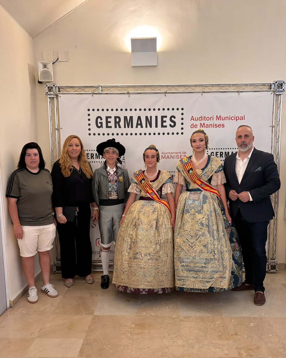 VOX_Manises's tweet photo. Esta mañana hemos acompañado a Alba, Leyre y Javi en su acto de despedida como representantes del mundo fallero de Manises durante 2026.

Gracias por vuestra dedicación, compromiso y cariño hacia nuestras Fallas y hacia Manises.

Enhorabuena y mucha suerte. https://t.co/cdUTXLl6wX