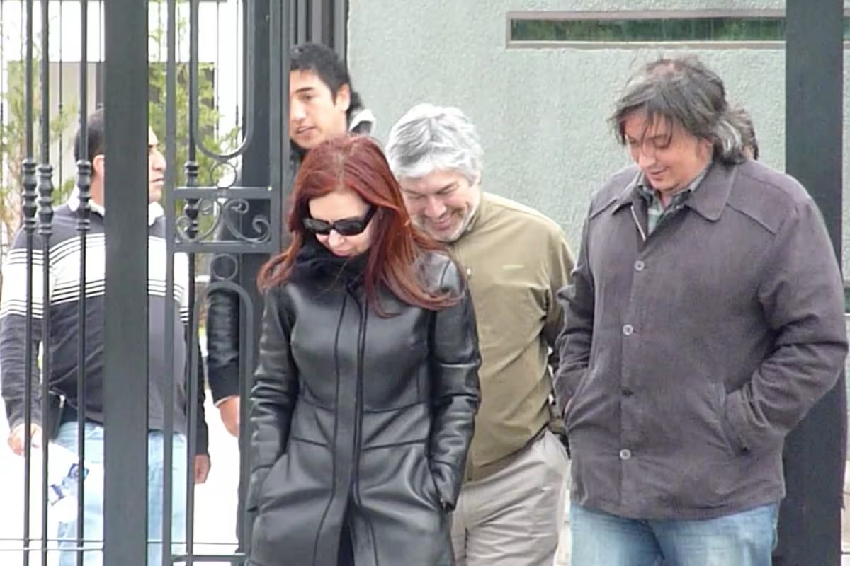 cadenainforma's tweet photo. Los argentinos de bien siguen esperando que se haga efectivo el decomiso de los bienes a los Kirchner y a Lázaro Báez. La justicia a medias no es justicia, es complicidad. Devuelvan lo robado, ladrones, corruptos 🇦🇷 https://t.co/g5u2BzSRjH