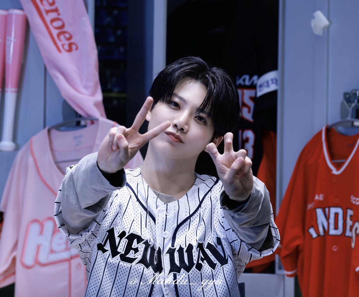 Mandu_gyu's tweet photo. 260628  뮤직플랜트

✌🏻✌🏻

#준규 #JUNKYU 
#ジュンキュ #金俊奎 https://t.co/hikNCf0b0x
