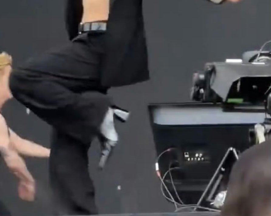 xoalsoxlover's tweet photo. taemin step on me please https://t.co/gErL4fYAsS