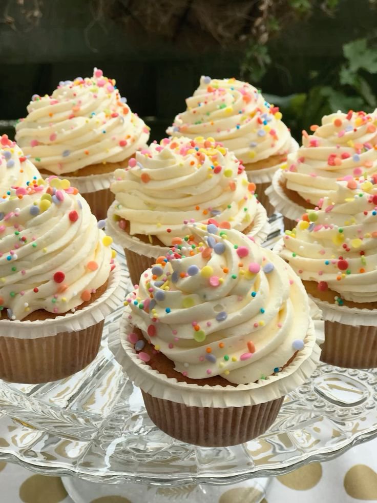 deareupho's tweet photo. @faeryydaze HAI FAE!! You get those cutesy cupcakes topped with sprinkles :3 https://t.co/Zvrgh4z0Jx