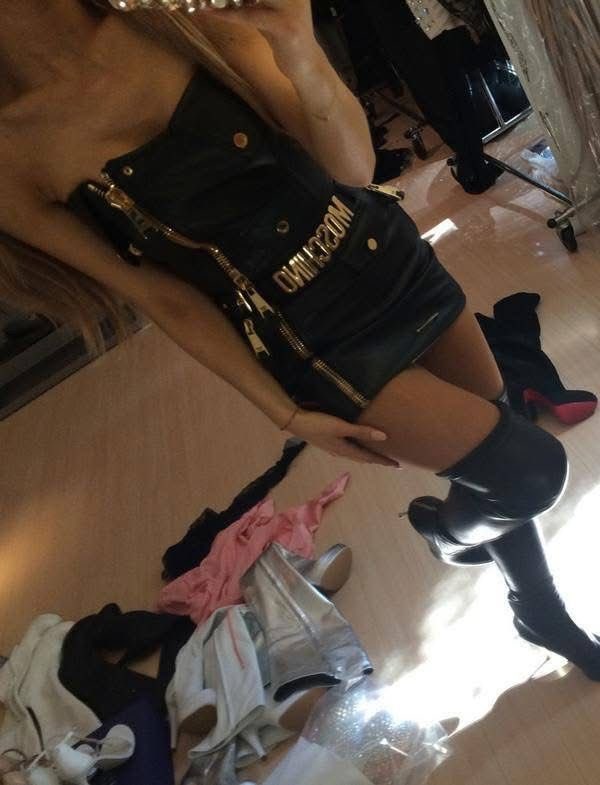 CASSIEPRlNT's tweet photo. ariana, it’s okay to repeat outfits. https://t.co/ITI3o9tCL1