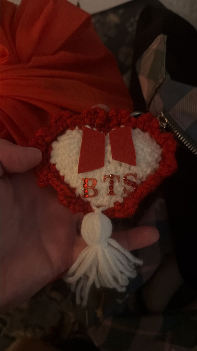 cheapcatfo0d's tweet photo. @milkyolives23 they did a crochet heart with a tassel and then used felt stickers to add decals! again just an idea, i love LOVE your idea of little stars or cross stitch https://t.co/x1ZvDtcWiG
