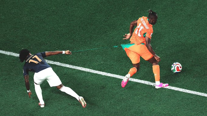 Yamoussouk6's tweet photo. 🚨 La Côte d’Ivoire 🇨🇮 est l’équipe avec le plus grand nombre de dribbles réussis par match dans cette Coupe du Monde !

🌟 14 dribbles réussis en moyenne par match, une statistique impressionnante qui met en valeur la créativité et la qualité technique de l’équipe 🪄 #WorldCup https://t.co/7Ev22rxnQq