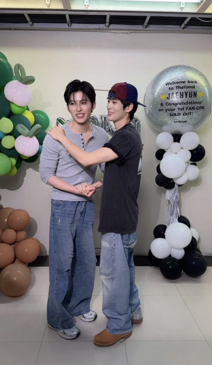 bangtanxpp_'s tweet photo. not them having more skinship than pondphuwin 😭 https://t.co/7kIMMFOSMm