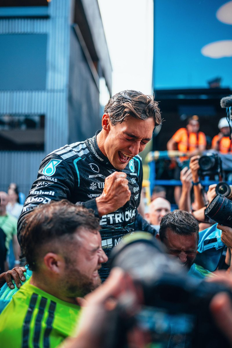 MercedesAMGF1's tweet photo. Celebrating in style 🍾 ft. some organised chaos 🤣 https://t.co/BsxNBitihN