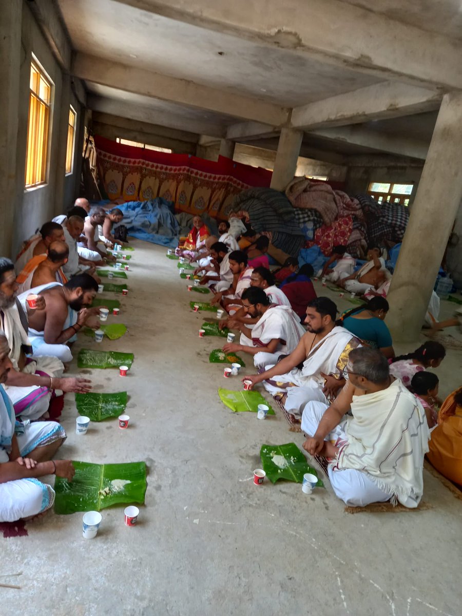 autar_peshen's tweet photo. In continuation of the two-day Ved Pathan, Sai Aarti is being solemnly performed by the revered Sadhakas of Dakshinamnaya Sri Sharada Peetham, Sringeri, at Mata Kheer Bhawani Asthapan, Tikker, Kupwara, Kashmir.
We offer our humble obeisance and deepest gratitude to His Holiness Jagadguru Shankaracharya of Dakshinamnaya Sri Sharada Peetham, Sringeri, for graciously acceding to our request and reviving this sacred Vedic tradition at this revered shrine.
Mata Kheer Bhawani Asthapan, Tikker, remains steadfast in its commitment to the revival and preservation of the pure Vedic Parampara in this remote yet spiritually significant part of Bharat.
Jai Mata Kheer Bhawani Tikker
Jai Mata Sharada Tikker
#KheerBhawani 
#mataraganya 
#sanatandharma 
#KashmirHeritage 
#sringeri 
#temple
@MKBATikkar
@sringerimath
@_SanatanDharma 
@prachyam7 
@Amitbtnh 
@kp_global 
@jk_jkvm 
@sskjammu 
@DrSonuBhaskar 
@DrVikasPadha 
@DrSanjaysinghK 
@dogra_ns 
@DEVIKA12327912 
@Gash_Tarukh 
@SrinagarGirl 
@MonaADhar 
@ArvindSinghUp 
@Rahulk123d 
@BabaKPS2390 
@FactswithDinesh 
@ARanganathan72 
@ajaykraina 
@bhashasumbli 
@bhatiyogita1002 
@ParamjeetBerwal 
@Qrantiqaari 
@IntConfused 
@advJayram 
@here2XposPisful