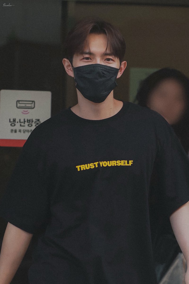 Revolve0527's tweet photo. 260628 퇴근

💛

#김재환 #KIMJAEHWAN https://t.co/hHoTKKctcJ