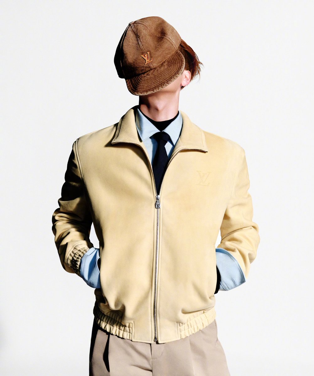 DaisyWon1's tweet photo. This cream jacket paired with the denim cap creates a perfect balance of luxury and streetwear.

#JacksonWang 
#LVMenSS27
#LouisVuitton
@LouisVuitton @JacksonWang852 https://t.co/HgX71MQWJL
