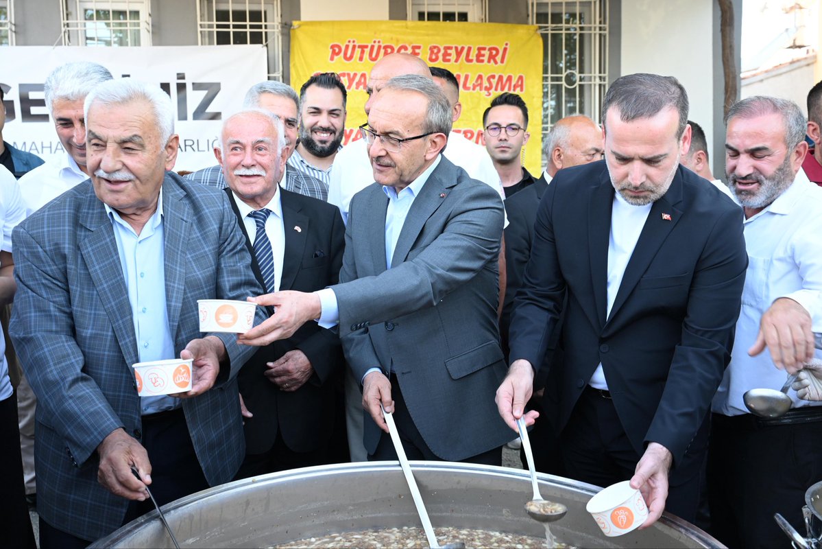 SeddarYavuz's tweet photo. #Pütürge Beyleri Sosyal Yardımlaşma ve Dayanışma Derneği destekleri ile, Cemal Gürsel Mahallesi Muhtarımız Gazi Yılmaz'ın ev sahipliğinde düzenlenen aşure programında hemşehrilerimizle bir araya geldik.

Aşure; paylaşmanın, bereketin, birlik ve beraberliğin en güzel sembollerinden biridir. Aynı sofranın etrafında buluşarak muhabbetimizi ve kardeşliğimizi pekiştirdiğimiz bu anlamlı organizasyonda emeği geçen herkese teşekkür ediyor, Cenab-ı Allah'tan birlik ve beraberliğimizi daim eylemesini niyaz ediyorum.

#Malatya