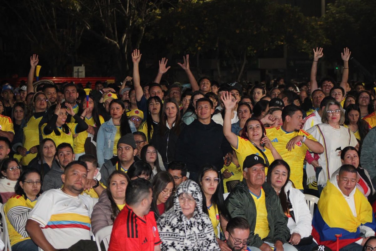 ELDIARIOBOYACA's tweet photo. 🇨🇴💛 ¡Qué orgullo ver a Sogamoso unida por la pasión del fútbol!

⚽ Al rededor de 8.000 sogamoseños se dieron cita en la Plaza Seis de Septiembre para vivir con emoción el encuentro entre Colombia 🇨🇴 y Portugal 🇵🇹. 
🏳️🚩Niños, jóvenes, adultos y adultos mayores compartieron una jornada llena de alegría, no se reportó ningún incidente dentro del recinto del evento.

👮‍♂️🚓 Gracias al trabajo articulado de la Policía, el Ejército, los organismos de socorro, IntraSog, la Secretaria de Salud, Integración Social y Seguridad y Convivencia, garantizamos un ambiente seguro para que las familias disfrutaran de este gran encuentro.

📺💛 Las tres pantallas gigantes instaladas por la Secretaría del Deporte seguirán disponibles para que continuemos alentando juntos a nuestra Selección Colombia y haciendo de la Plaza Seis de Septiembre un espacio de unión, encuentro y emoción.

#Sogamoso #CiudadDelSolPuebloDeAcero