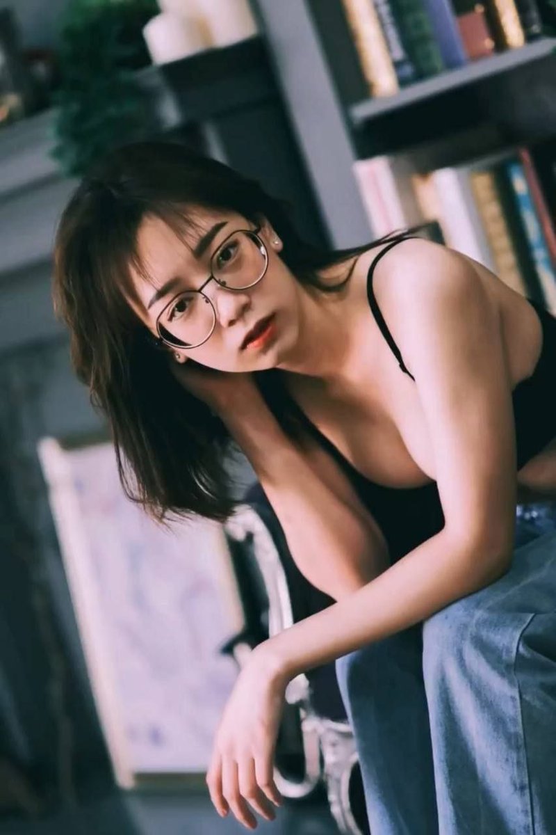 yyilmb's tweet photo. สาวเเว่นโชว์ กลีบ บั้นท้าย น่าแทงจริงๆ 🤣🥰
#กลุ่มลับ #หนังโป๊x #คลิปหลุด #หลุดทางบ้าน #คลฺิปนัดเยS #คุยเสียว https://t.co/6vmrt9SYnF