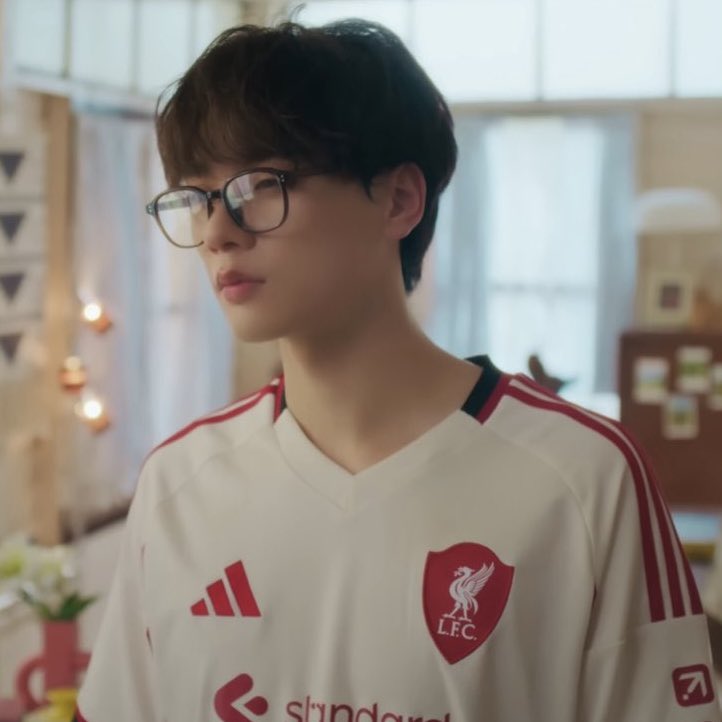 satinemist's tweet photo. fans bola keng vs kpopers namping

“stadion sepak bola           “itu stadion gak
kok dipake konser,              dipake konser 
bikin rusak rumput”            juga rumputnya 
                                              udah rusak bego” https://t.co/aaeCyvAYlb