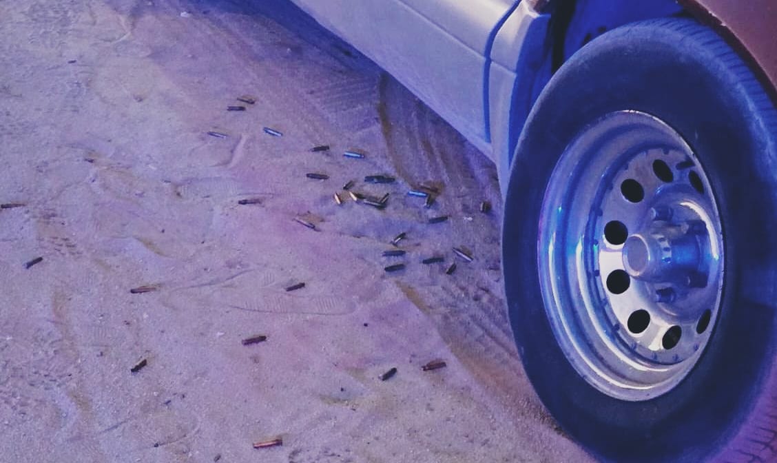 sintesis_tv's tweet photo. #Mexicali | A menos de 24 horas del asesinato de un agente de la FESC y su esposa dentro de su domicilio en Mexicali, otro elemento de la corporación fue ejecutado a balazos, en un ataque en el que además una mujer resultó gravemente herida.

📷 Juan Hernández https://t.co/YkdsH7a34u
