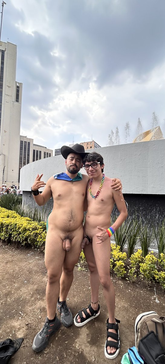 KaiDeek69's tweet photo. Con un par guapos nudistas ayer en la marcha del orgullo 🏳️‍🌈 
#DíaDelOrgullo https://t.co/GZb9IVp91L