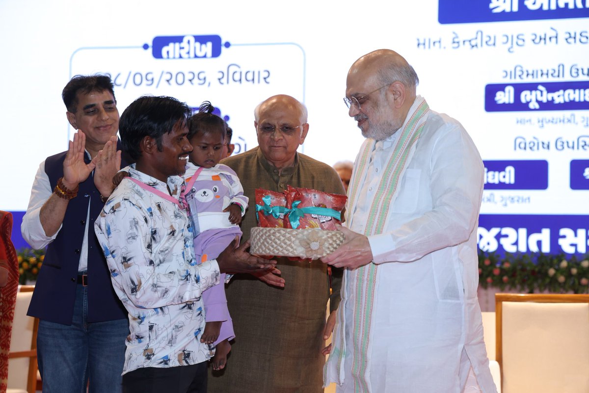 CMOGuj's tweet photo. કેન્દ્રીય ગૃહ-સહકાર મંત્રી શ્રી અમિતભાઈ શાહના વરદ્હસ્તે ગાંધીનગર માટે એક વિશેષ સંકલિત ડિજિટલ પ્લેટફોર્મ 'પીએમ - ફેમિલી કેર ટ્રેકર' (PM-FCT) પાયલોટ પ્રોજેક્ટનોમુખ્યમંત્રી શ્રી ભૂપેન્દ્રભાઈ પટેલ, નાયબ મુખ્યમંત્રી શ્રી હર્ષભાઈ સંઘવી, આરોગ્ય રાજ્યમંત્રીશ્રી પ્રફુલભાઈ પાનસેરીયા તથા અન્ય મહાનુભાવોની ઉપસ્થિતિમાં પ્રારંભ કરવામાં આવ્યો.

કેન્દ્રીય ગૃહ-સહકાર મંત્રીશ્રી દ્વારા 'પ્રધાનમંત્રી ફેમિલી કેર ટ્રેકર’ યોજનાના પ્રથમ ત્રણ લાભાર્થીઓને સત્તાવાર ડિજિટલ પત્રક એનાયત કરીને પ્રોજેક્ટની સફળ શરૂઆત કરાવવામાં આવી હતી. તેમણે બાળકોને પોલિયોના ટીપાં પીવડાવ્યા હતા. આ ઉપરાંત બાળકો, ધાત્રી માતાઓ અને સગર્ભા મહિલાઓને ન્યુટ્રિશન કીટનું વિતરણ પણ કરવામાં આવ્યું હતું તેમજ આરોગ્ય સુરક્ષાના આ મહત્વપૂર્ણ અભિયાન અંતર્ગત 'હેલ્થ પાસપોર્ટ' જારી કરવામાં આવ્યા હતા.